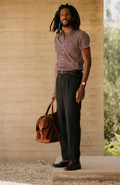 fit model posing in The Thomas Trouser in Coal Linen Twill