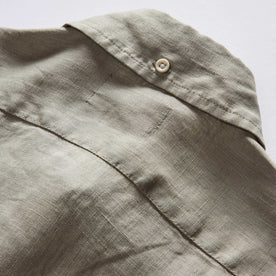 material shot of the back button on the collar of The Jack in Seagrass Linen, Wovens by Taylor Stitch