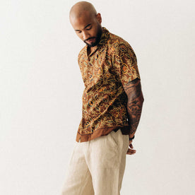fit model standing wearing The Short Sleeve Davis Shirt in Burnt Toffee Print